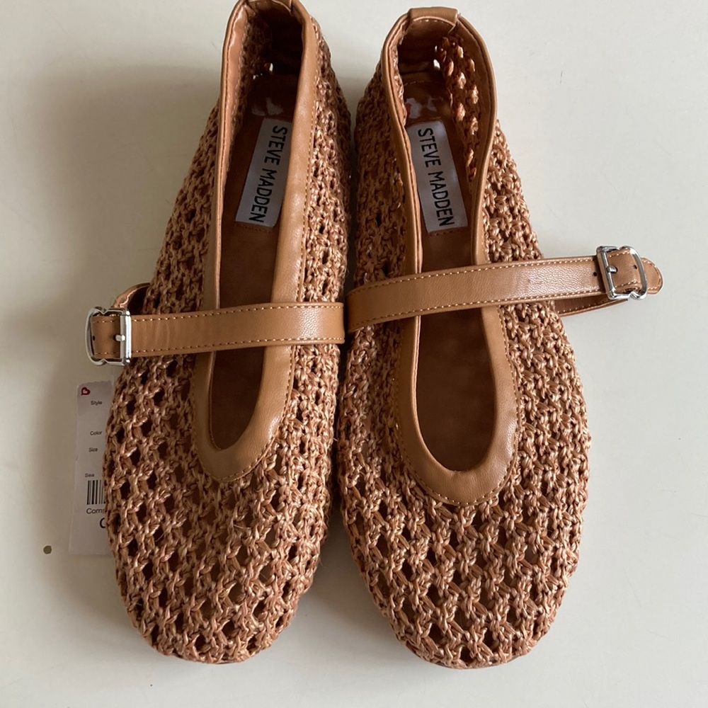 Steve Madden Women's Tan Flats with strap, size 7, NWT